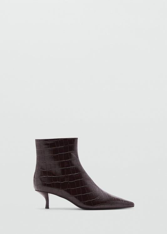 Croc-effect pointed-toe ankle boots