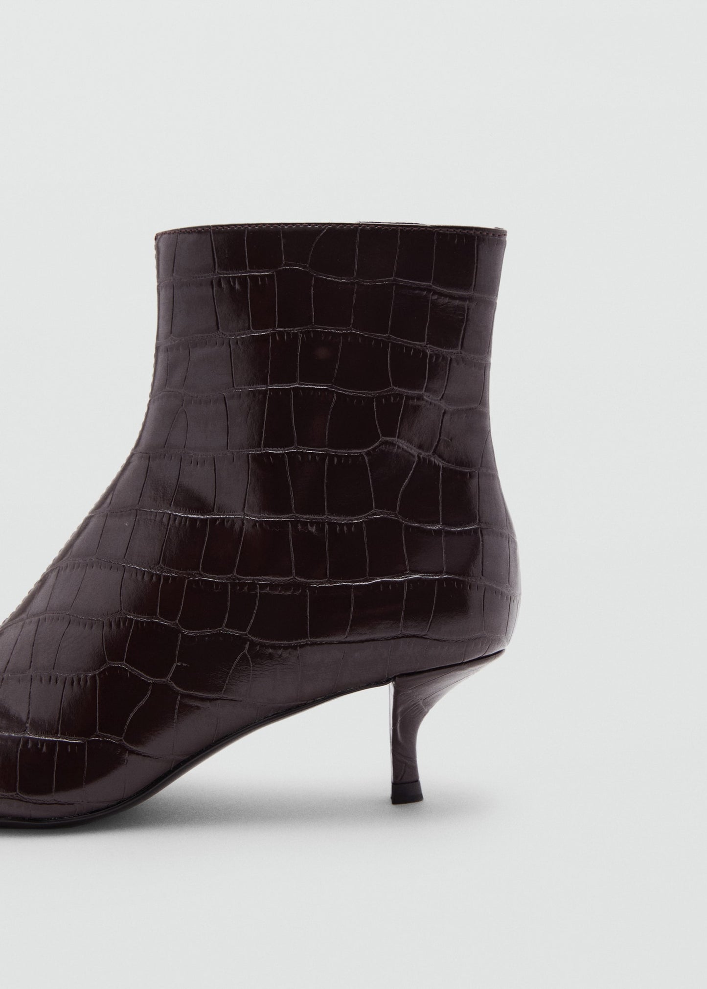 Croc-effect pointed-toe ankle boots
