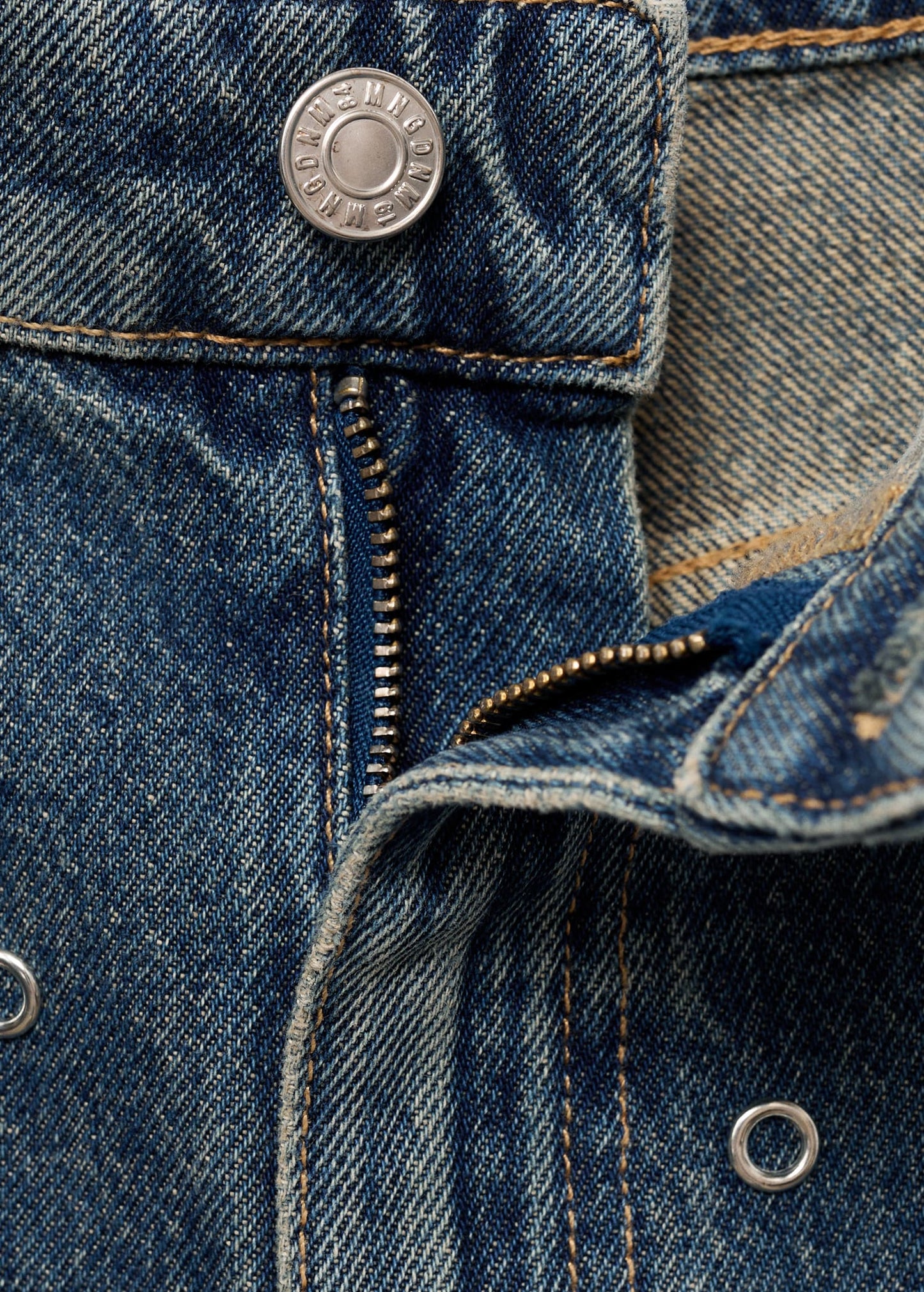 Balloon jeans with eyelets