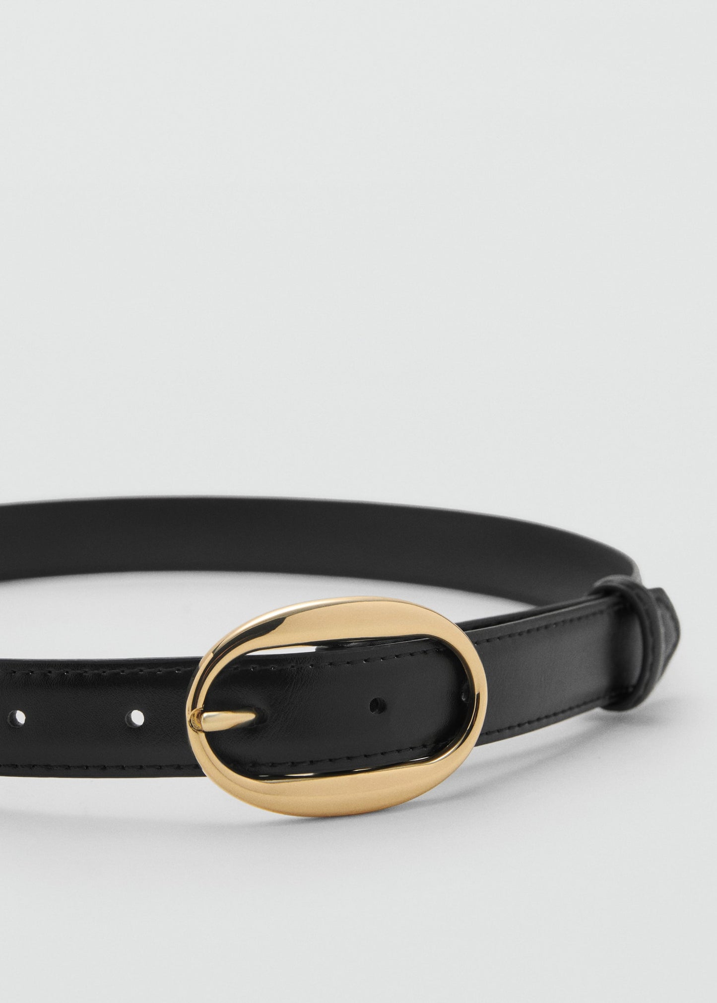 Oval buckle belt