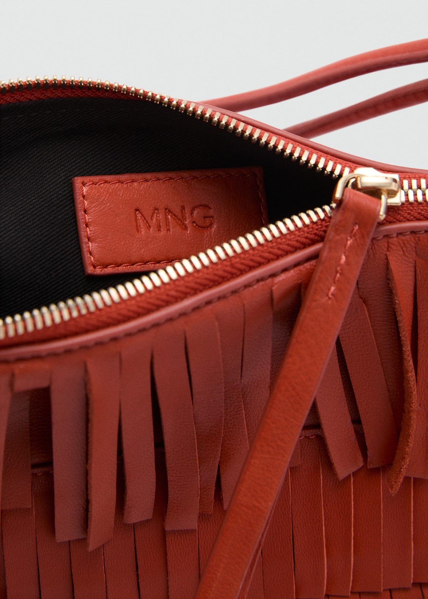 Leather shoulder bag with fringes