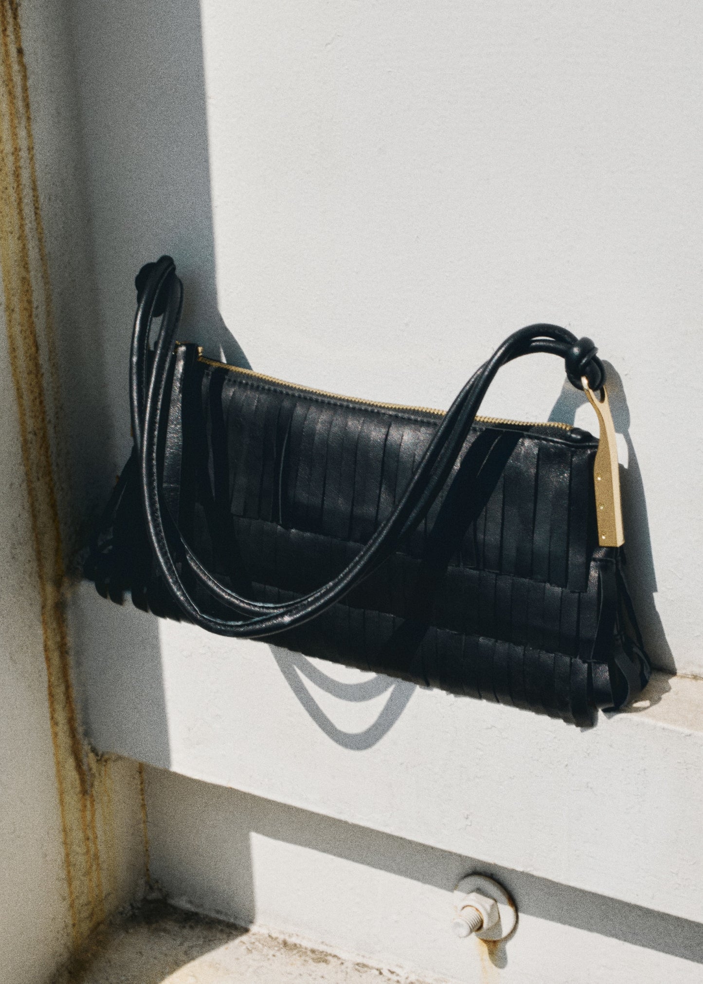 Leather shoulder bag with fringes