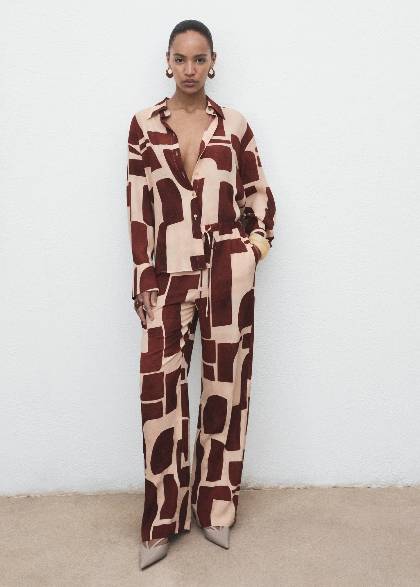 Fluid trousers with geometric pattern