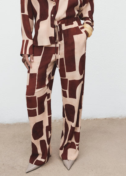 Fluid trousers with geometric pattern