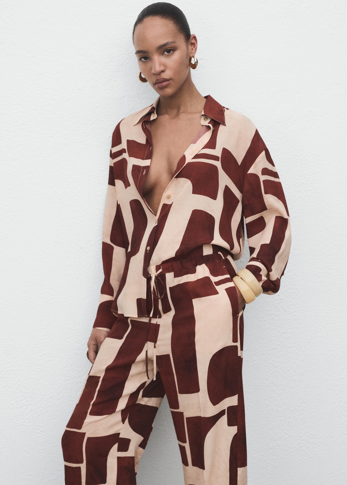 Fluid trousers with geometric pattern