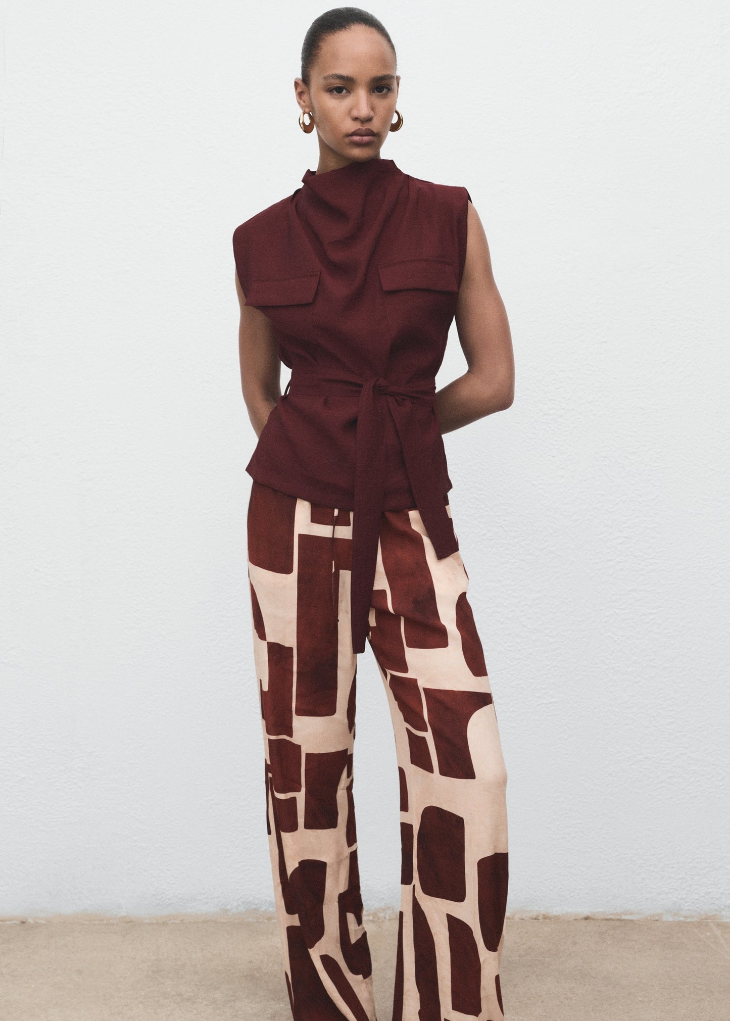 Fluid trousers with geometric pattern