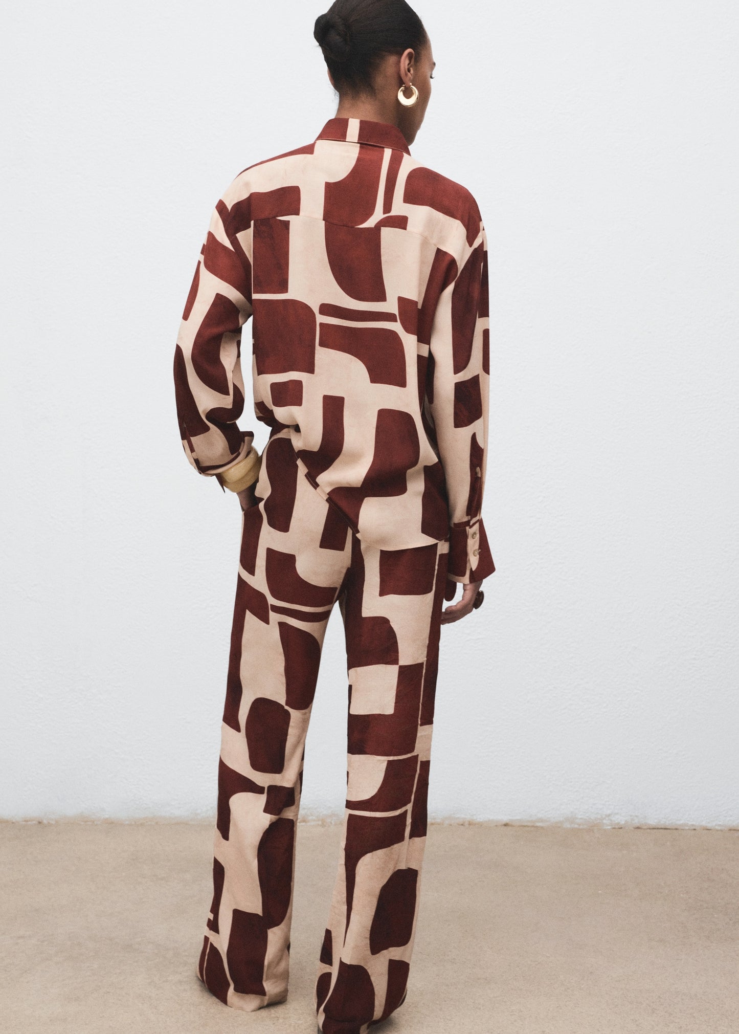 Fluid trousers with geometric pattern