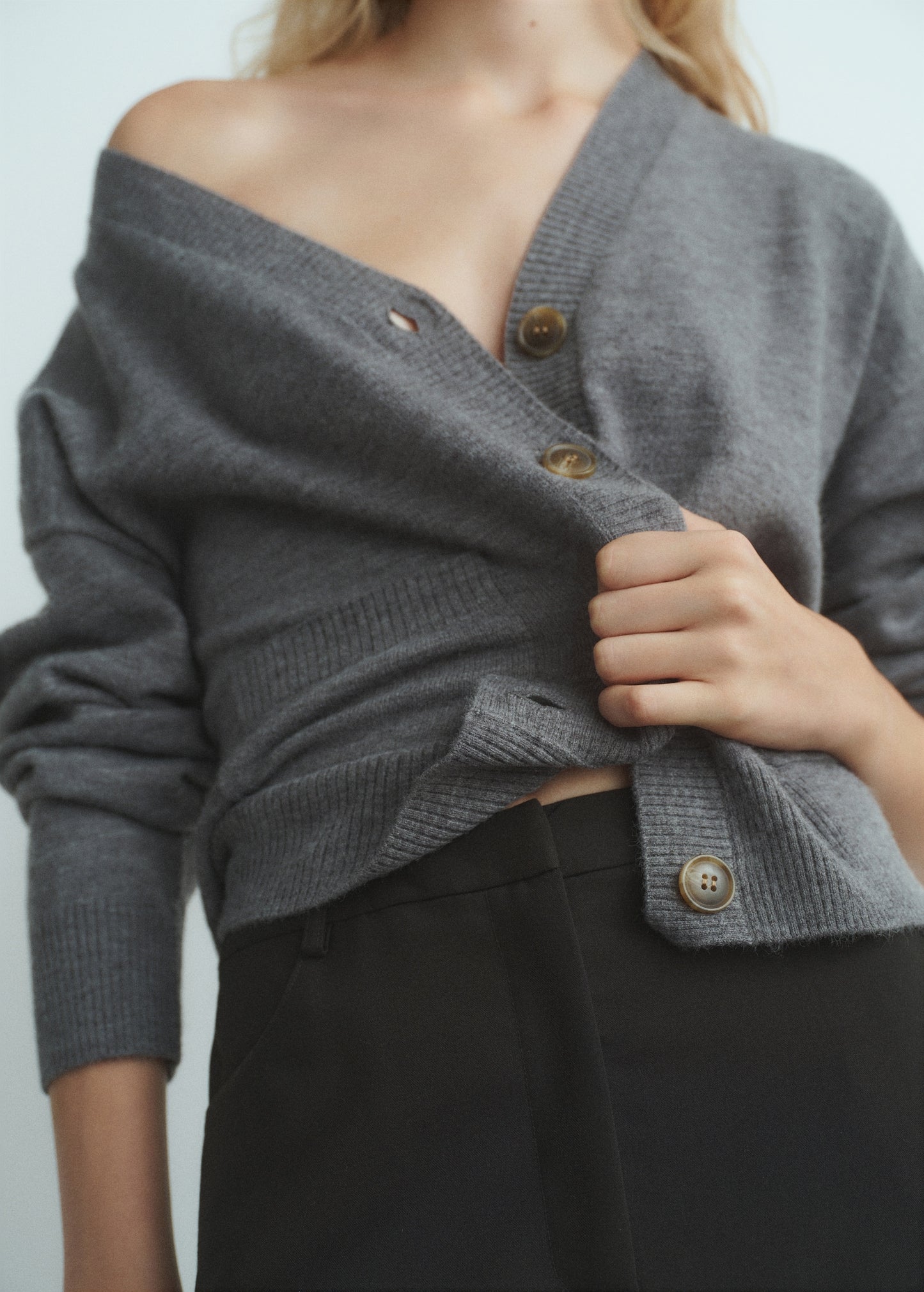 V-neck cardigan with pockets