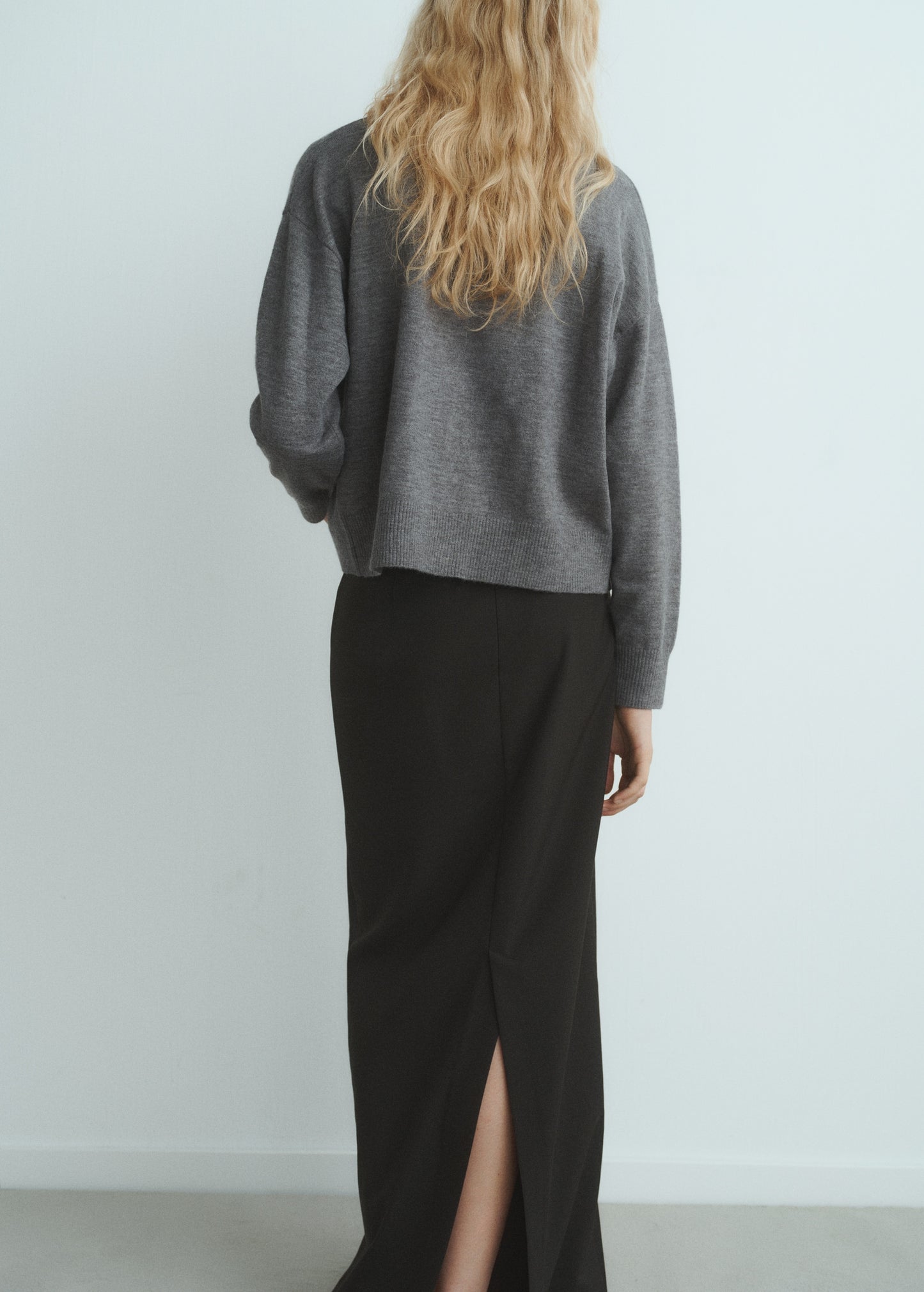 V-neck cardigan with pockets