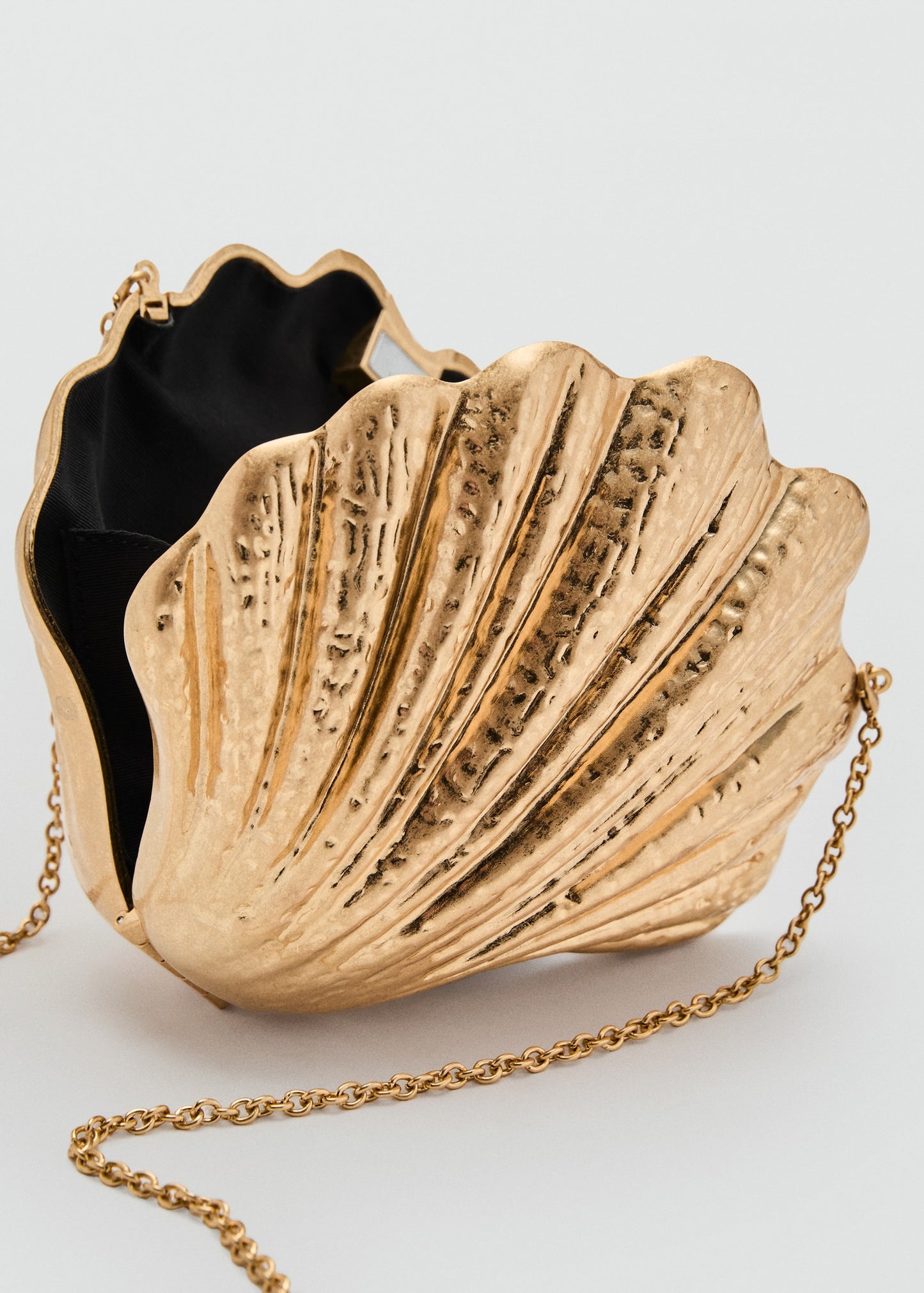 Shell design clutch bag