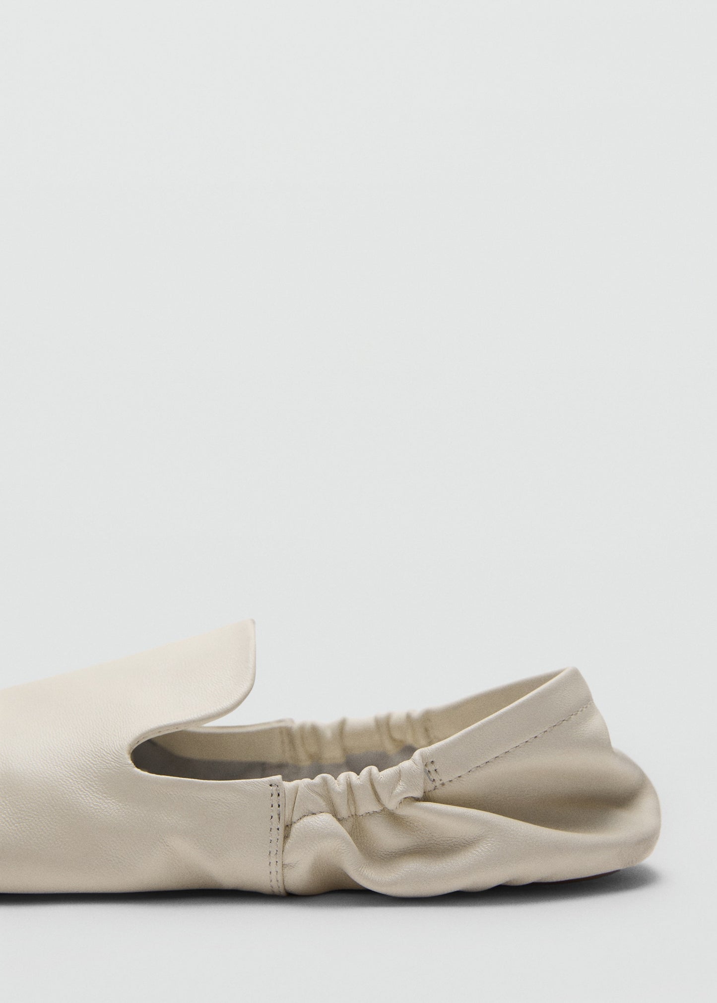 100% leather gathered shoes