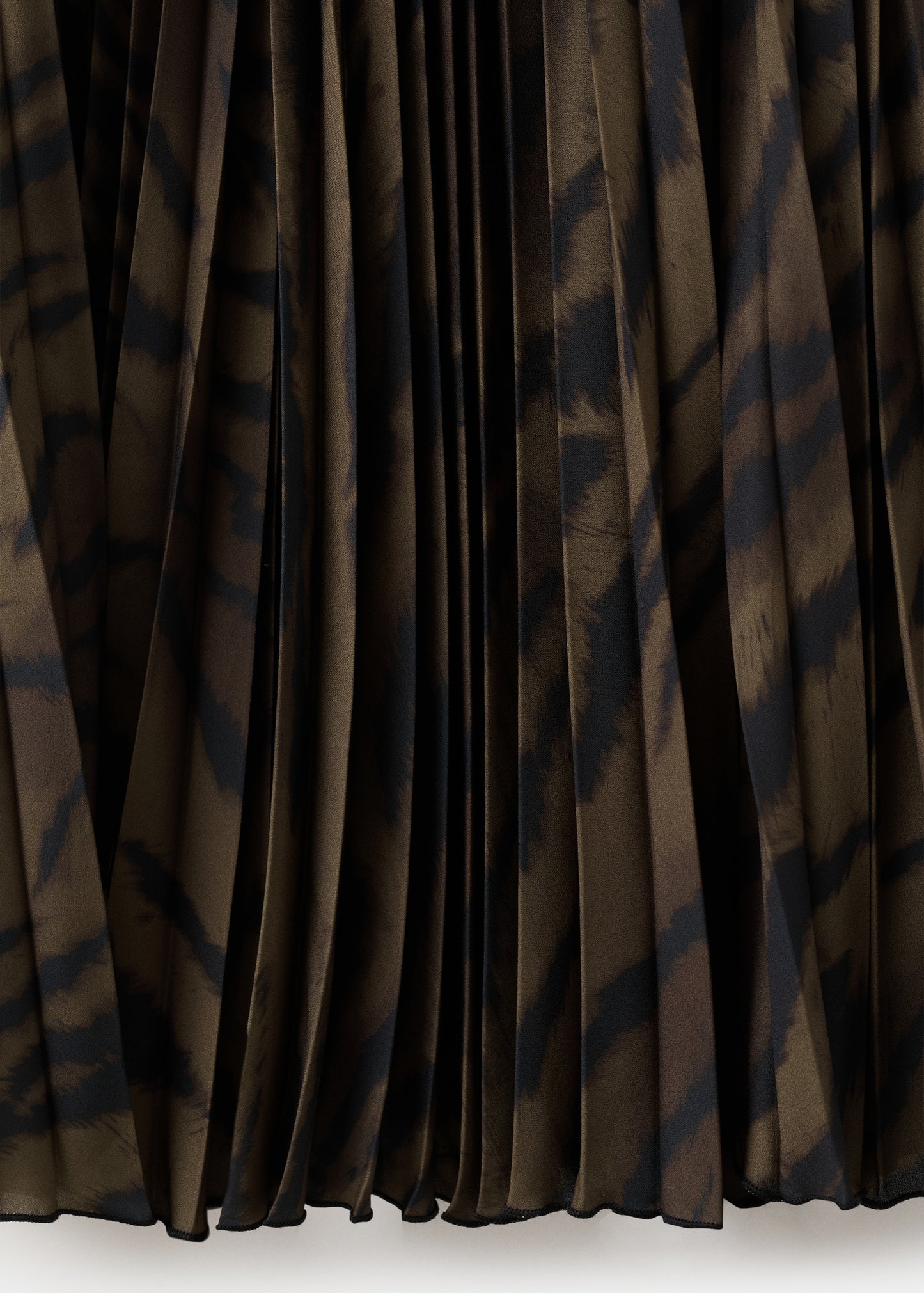 Pleated skirt with belt