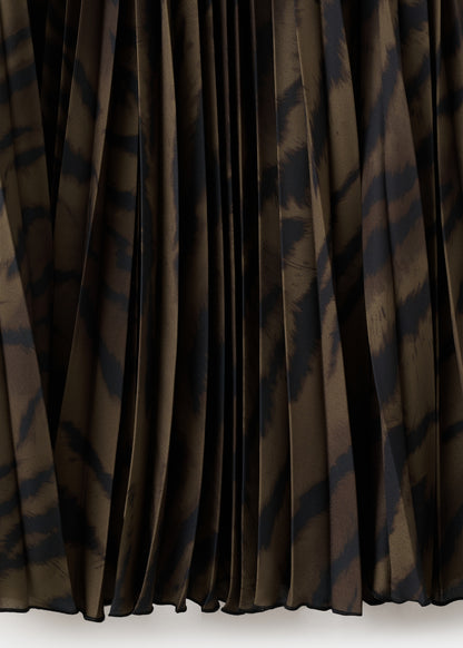 Pleated skirt with belt