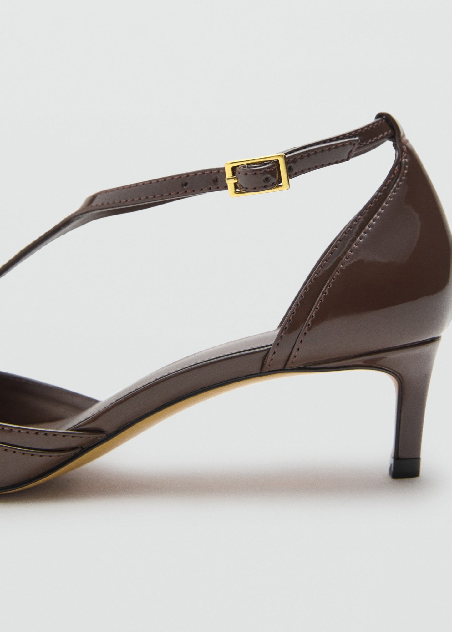 Kitten-heel patent leather shoes
