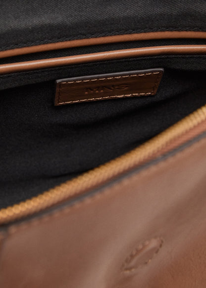 Medium shoulder bag with snap fastener