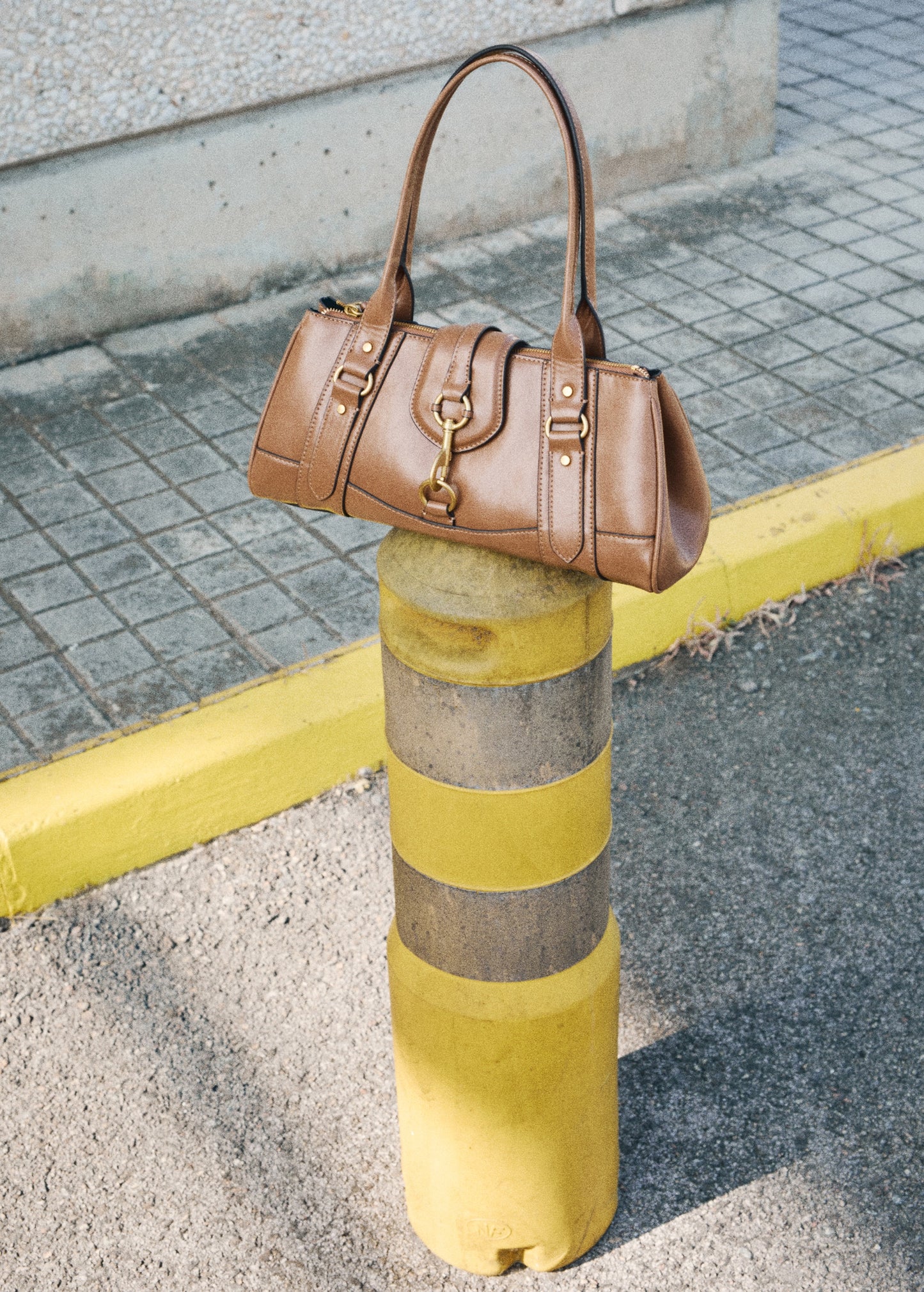 Medium shoulder bag with snap fastener