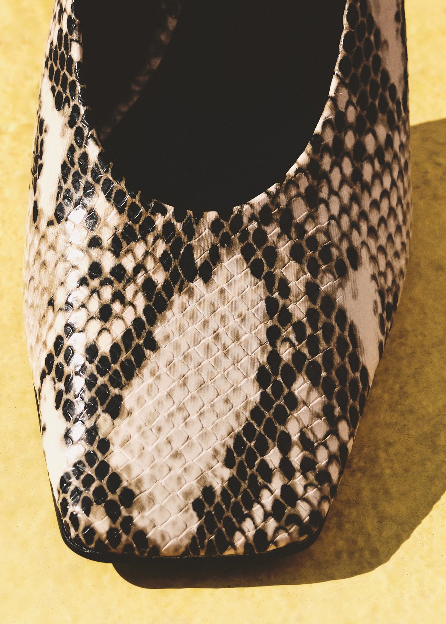 Snakeskin print heeled shoes