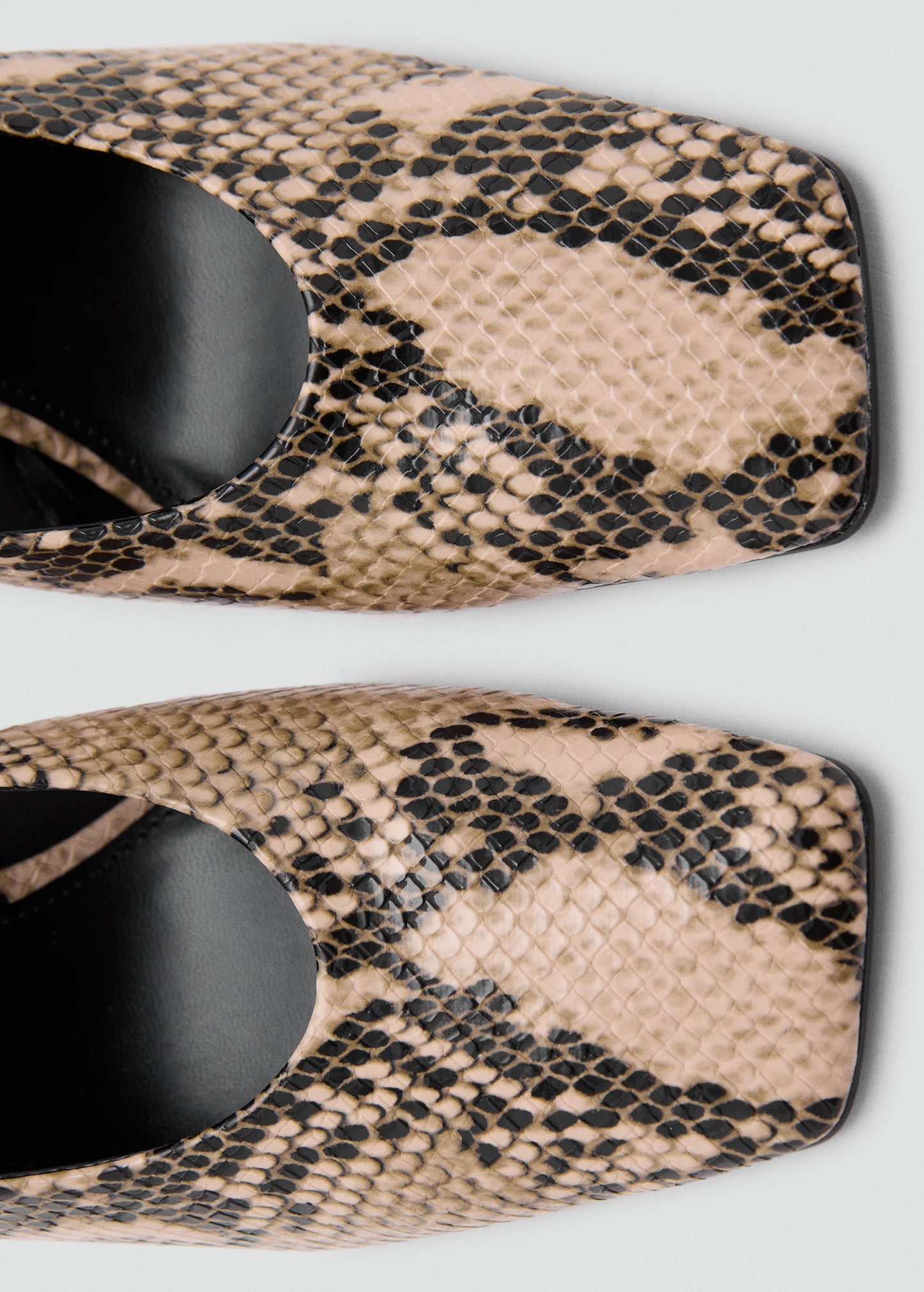 Snakeskin print heeled shoes
