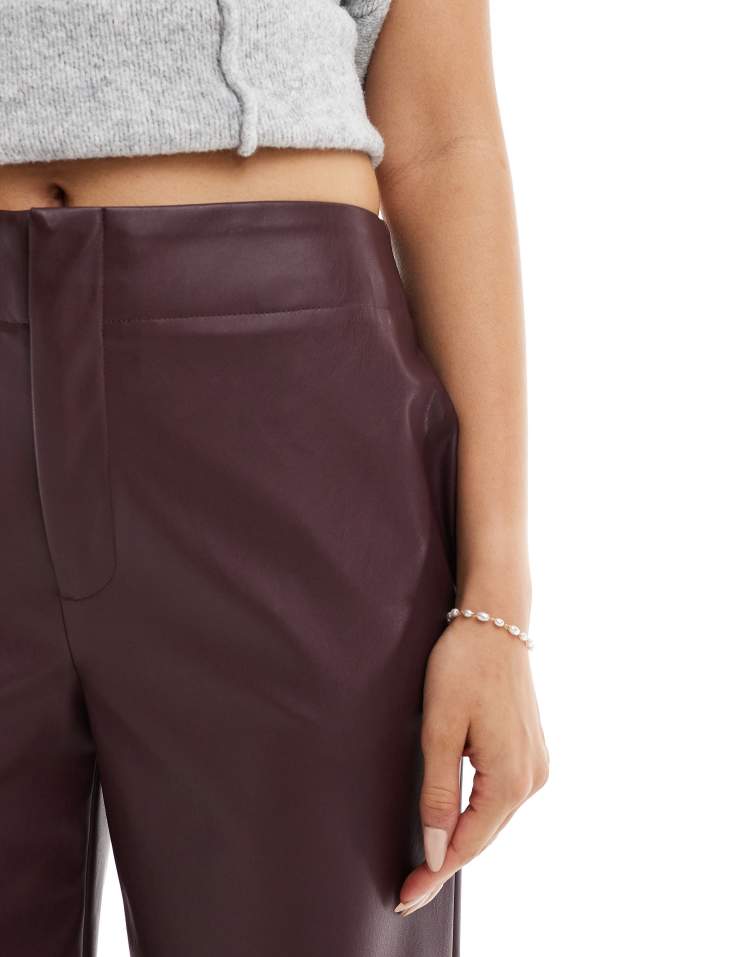 Faux leather cropped trousers in plum