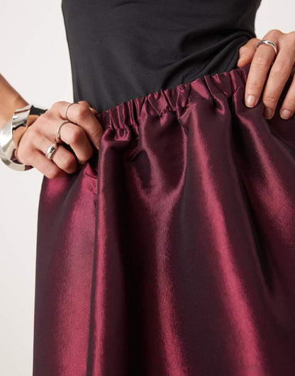 Maxi skirt in burgundy taffeta