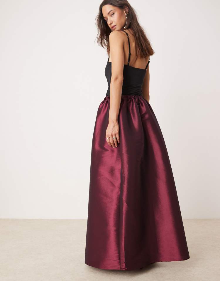 Maxi skirt in burgundy taffeta