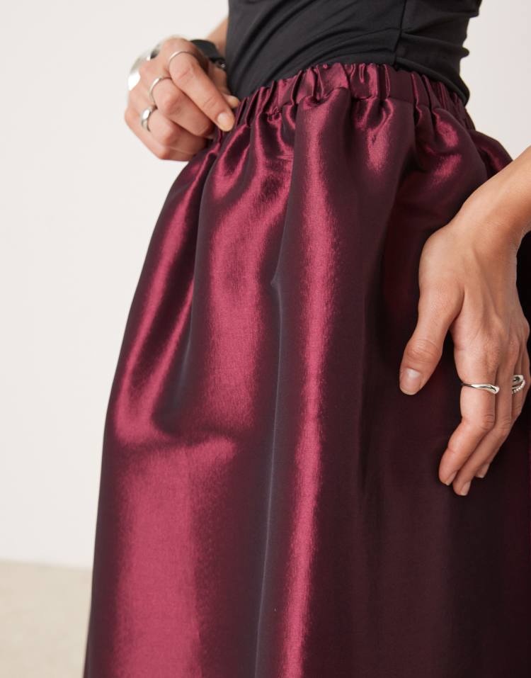 Maxi skirt in burgundy taffeta