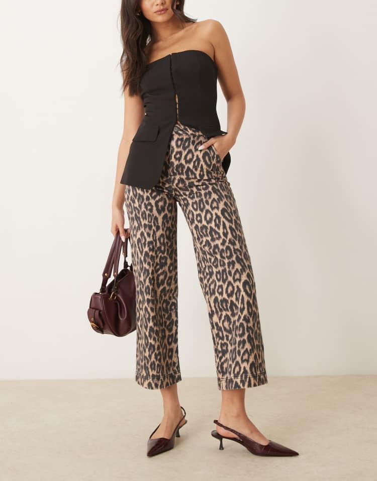 Cropped wide leg jean in dark leopard