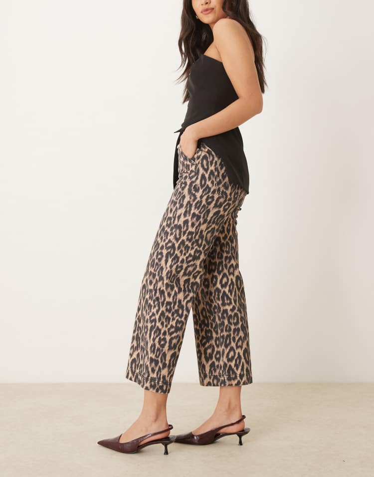 Cropped wide leg jean in dark leopard