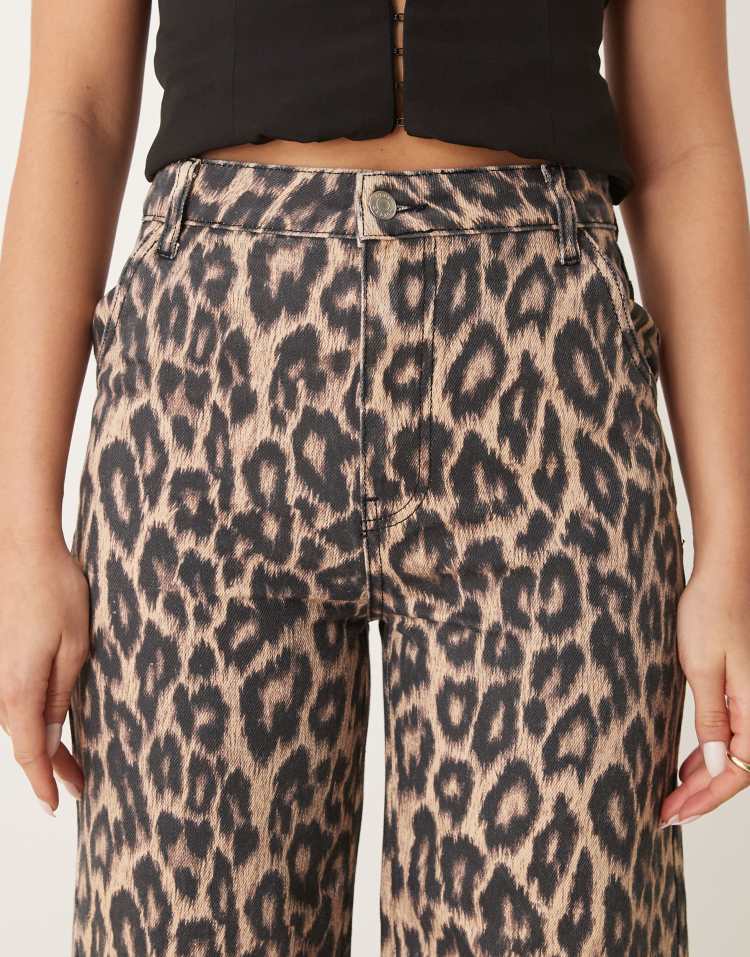 Cropped wide leg jean in dark leopard