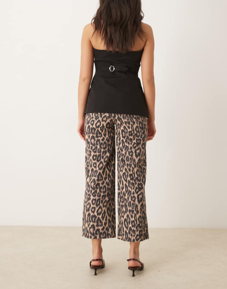 Cropped wide leg jean in dark leopard