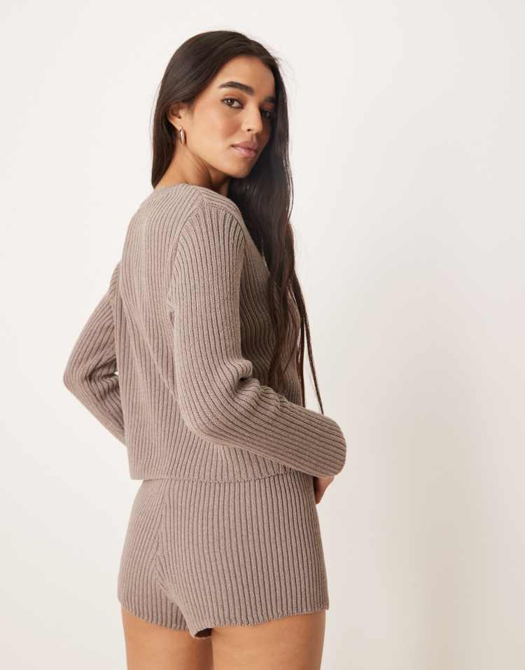 Neat fit knitted cardigan in brown