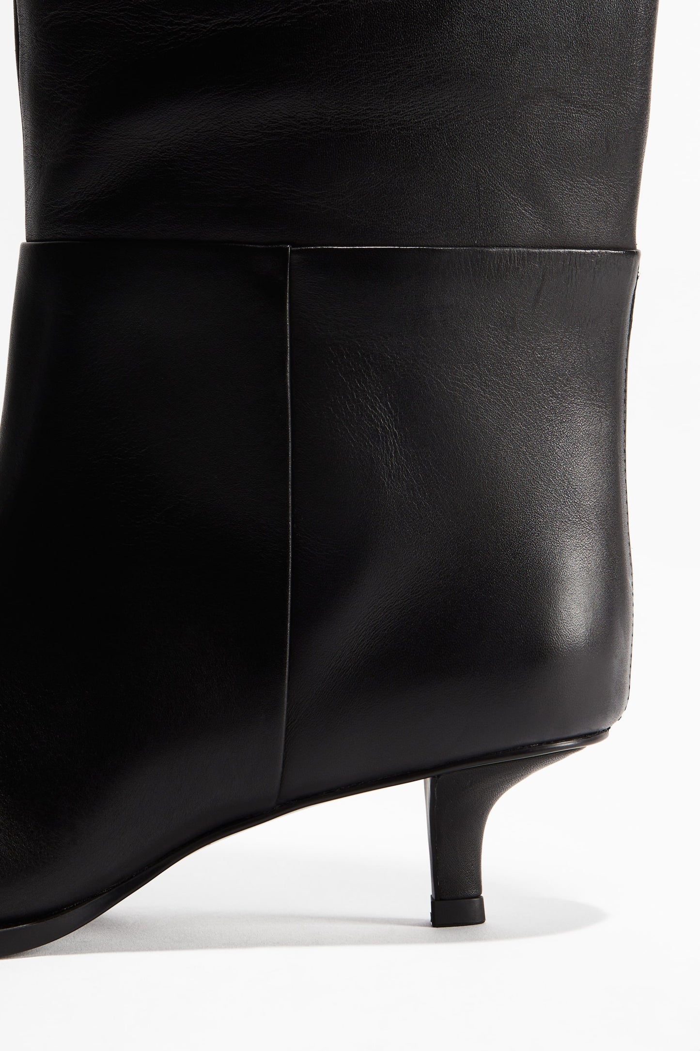 Pointed knee-high leather boots