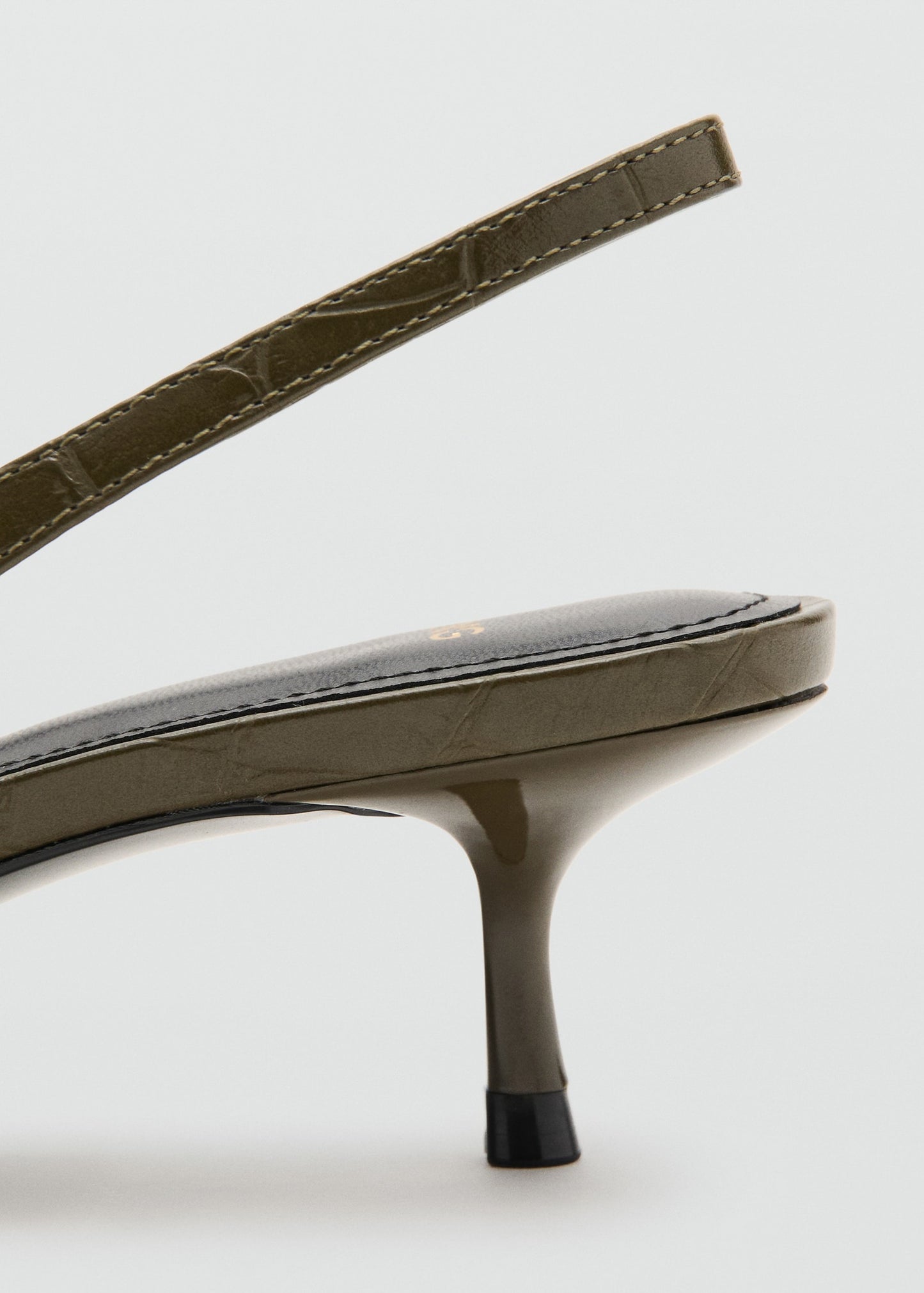 Croc-effect leather shoes