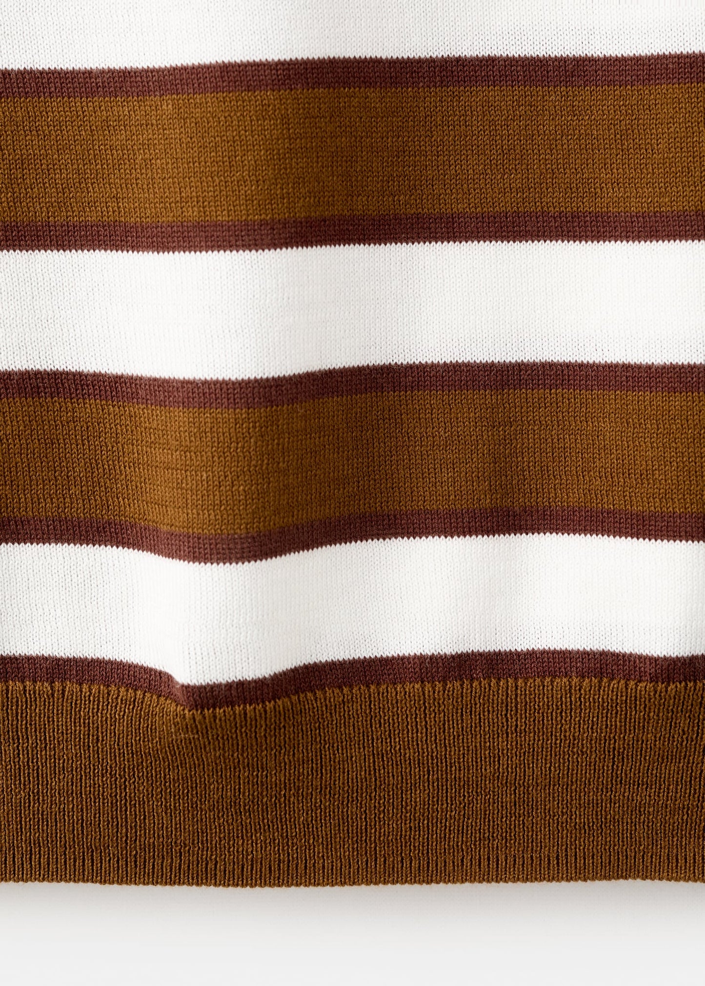 Short-sleeved knitted sweater