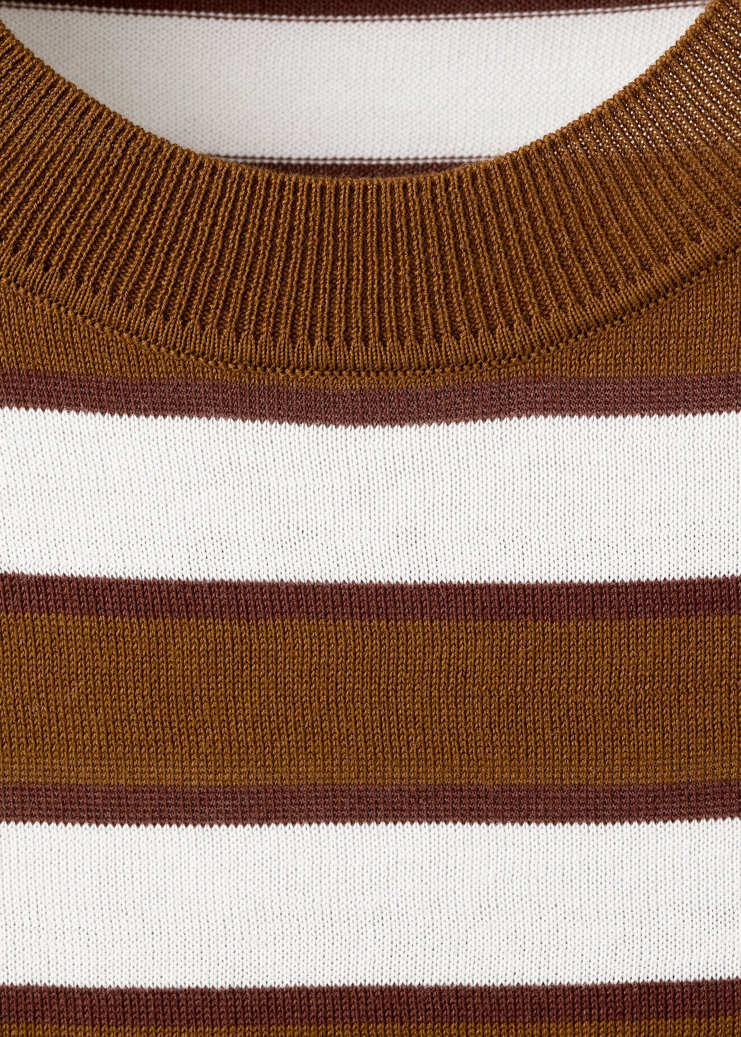 Short-sleeved knitted sweater