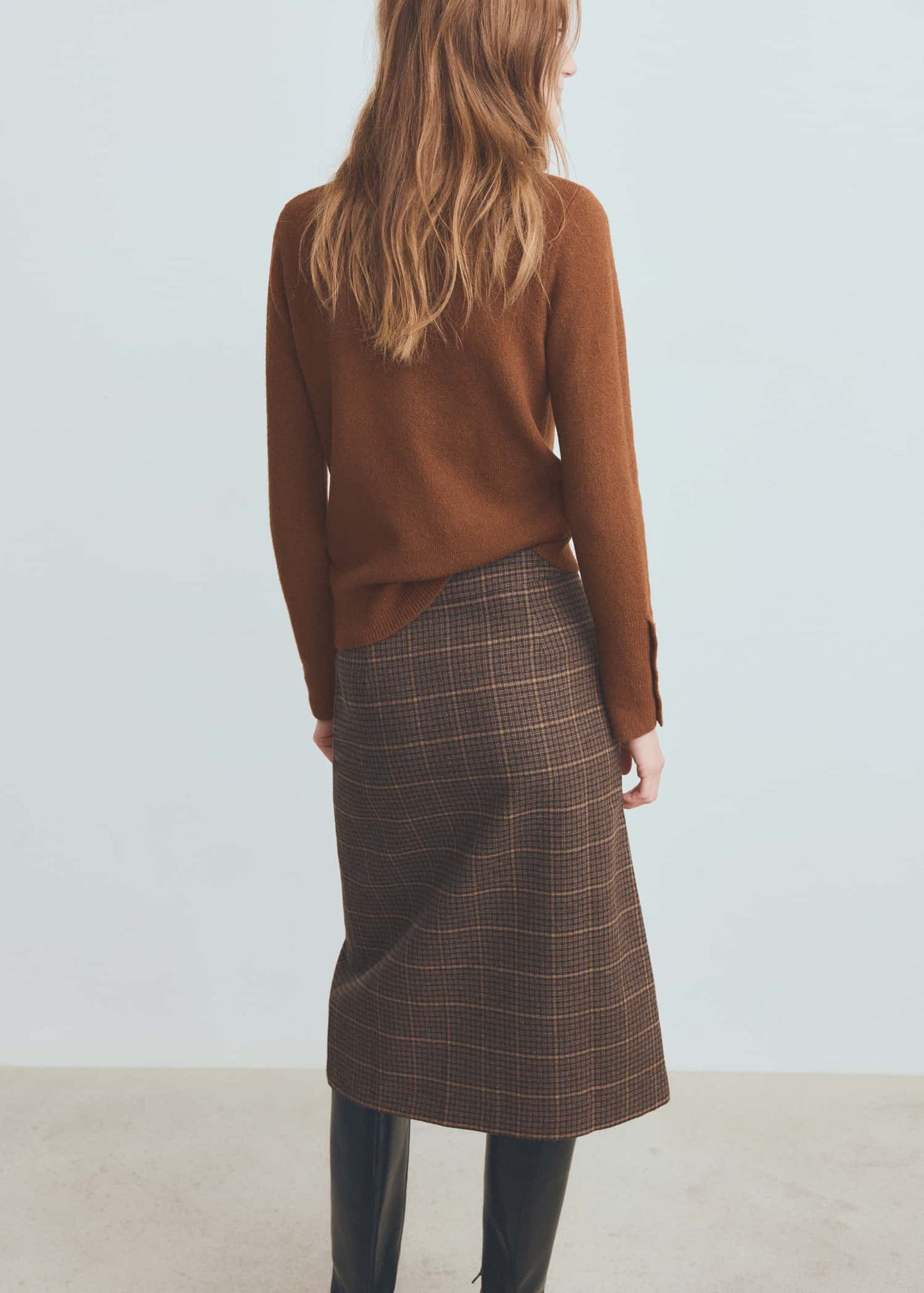 Sweater with buttoned cuffs and perkins collar