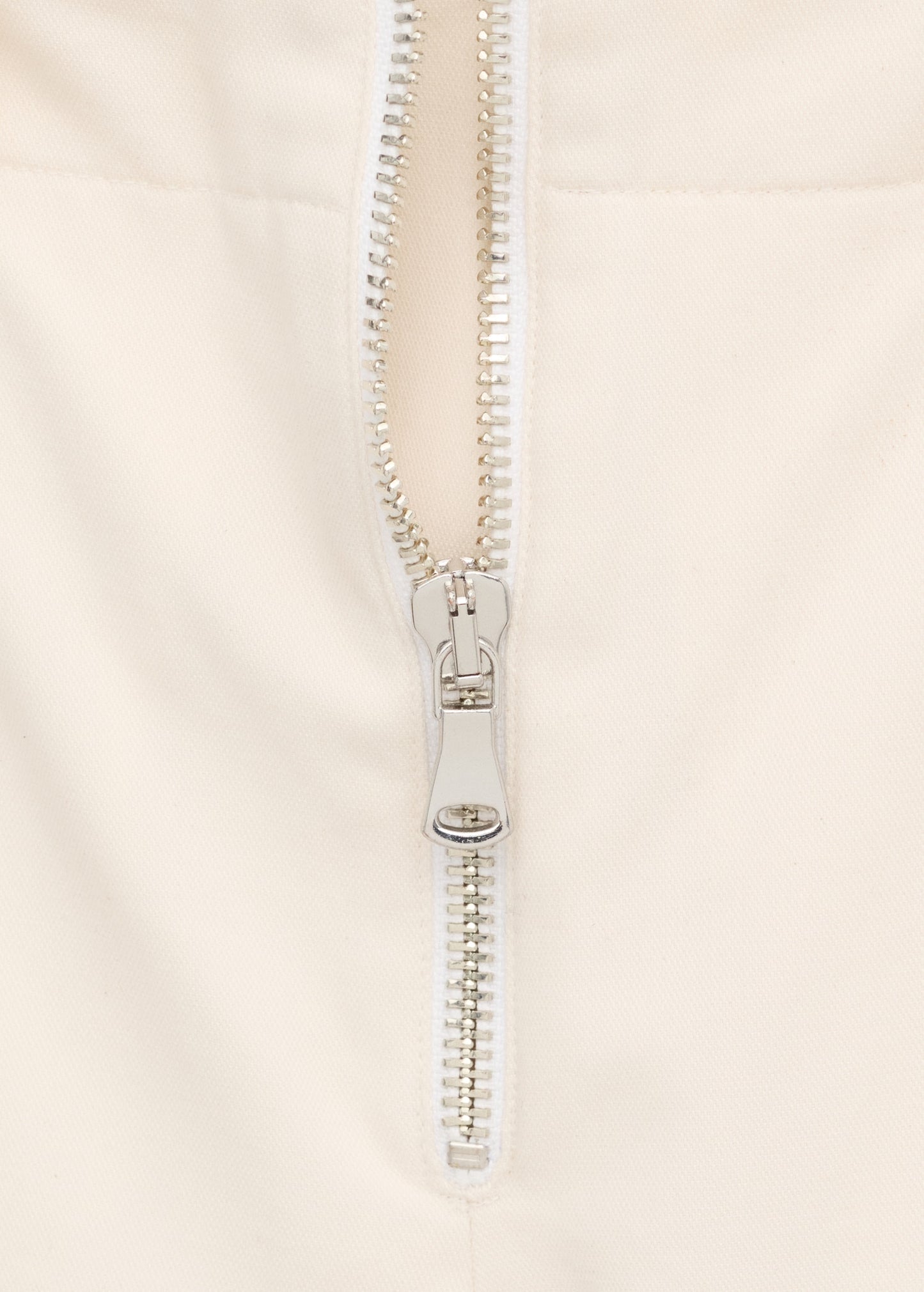 Mid-rise cargo pants with pockets