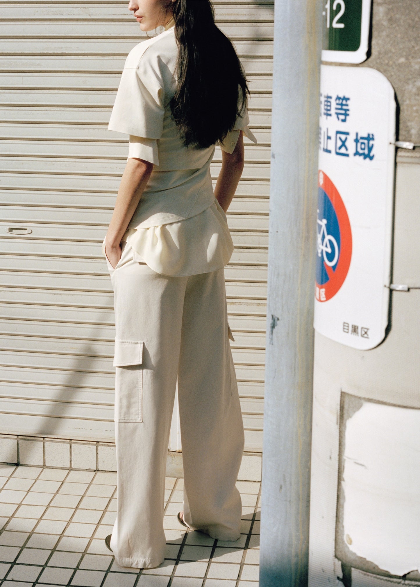 Mid-rise cargo pants with pockets