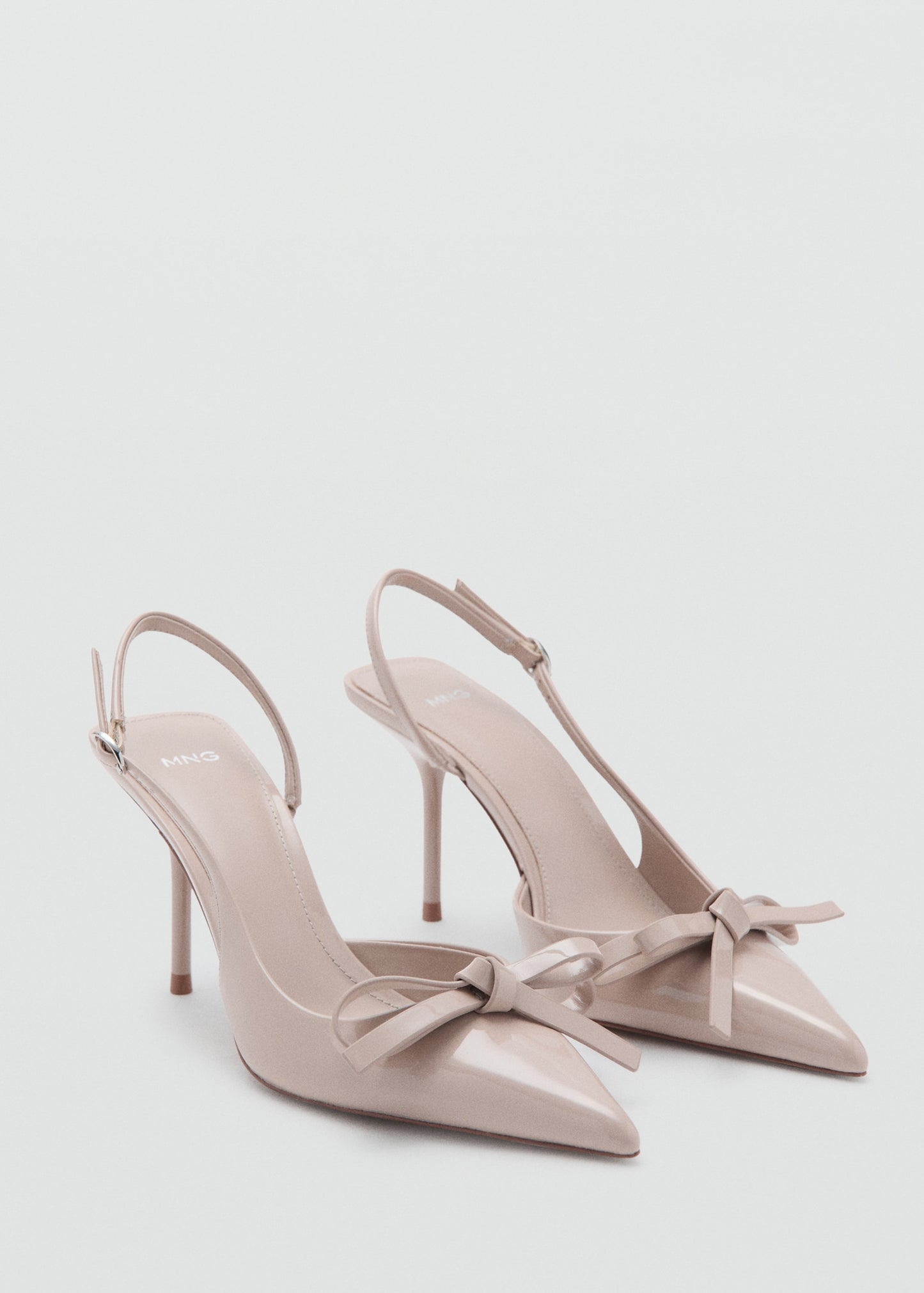 High-heeled shoes with pointed toe and bow