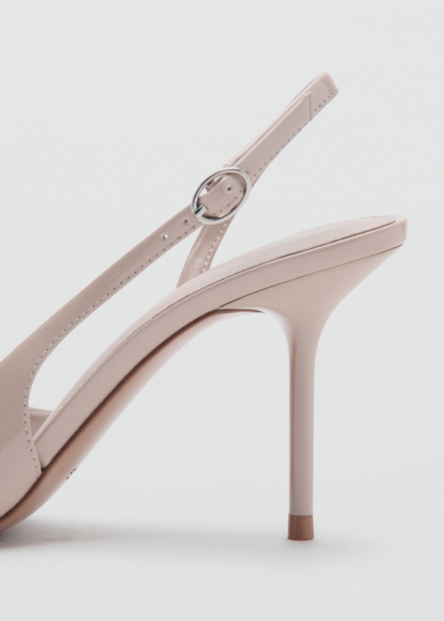 High-heeled shoes with pointed toe and bow