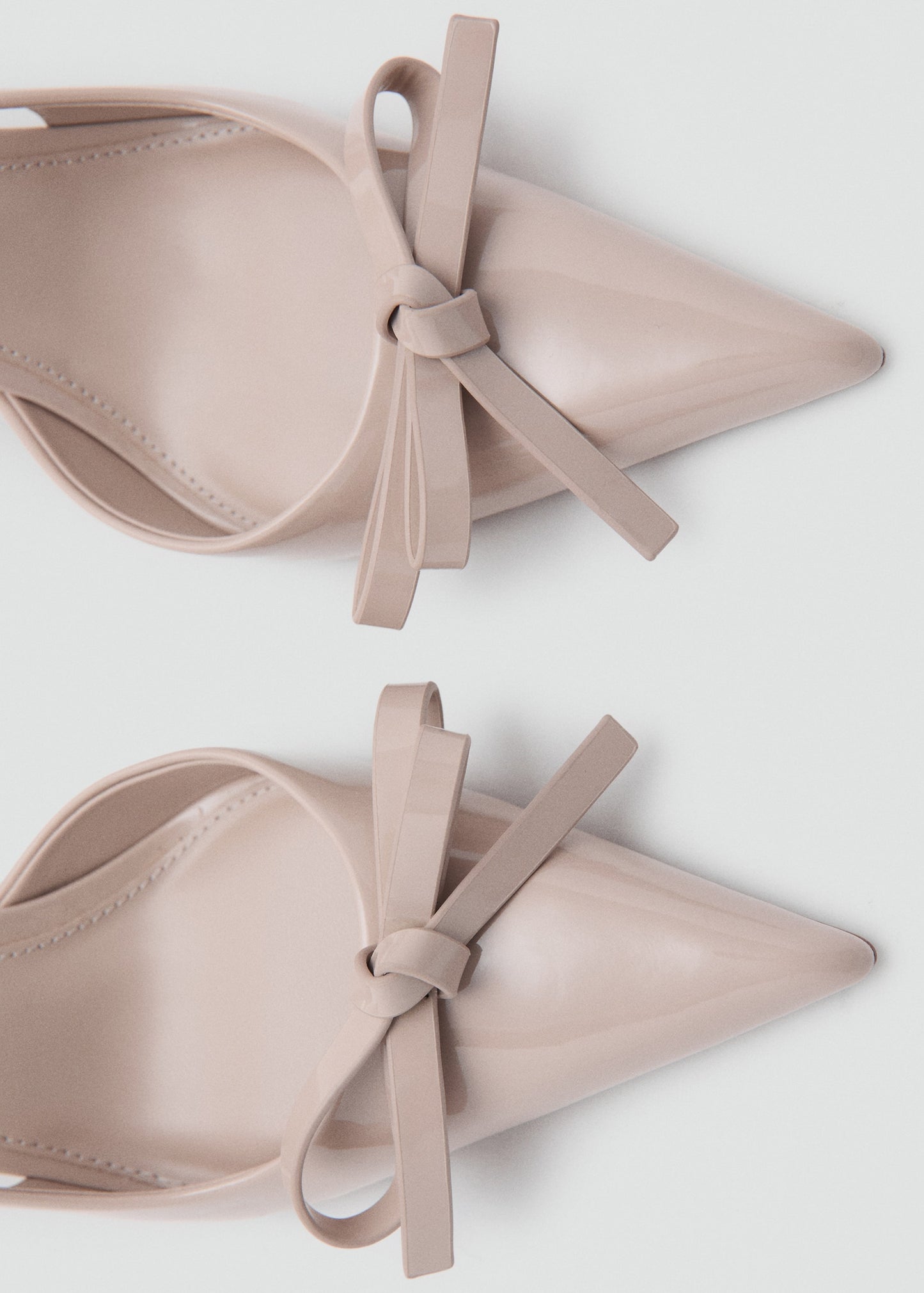 High-heeled shoes with pointed toe and bow