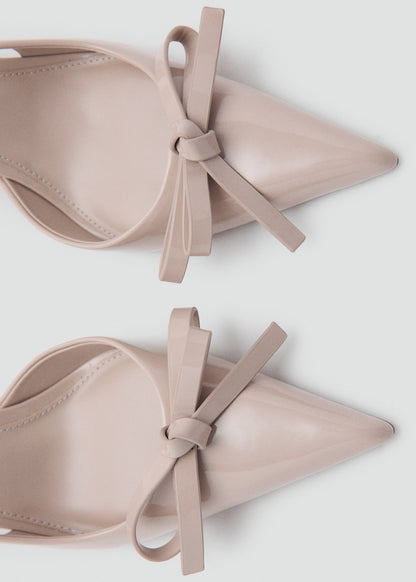 High-heeled shoes with pointed toe and bow
