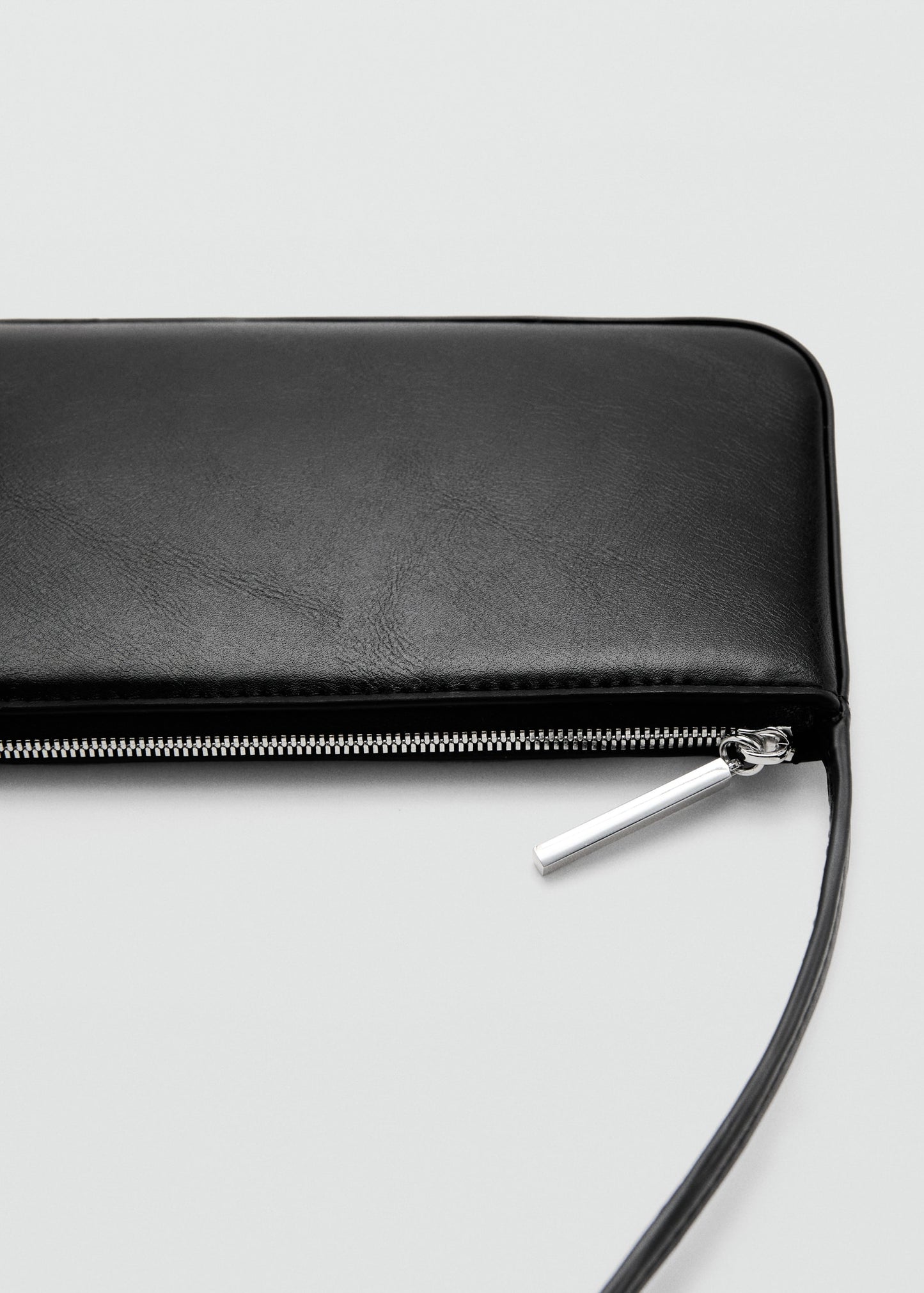 Shoulder bag with zip
