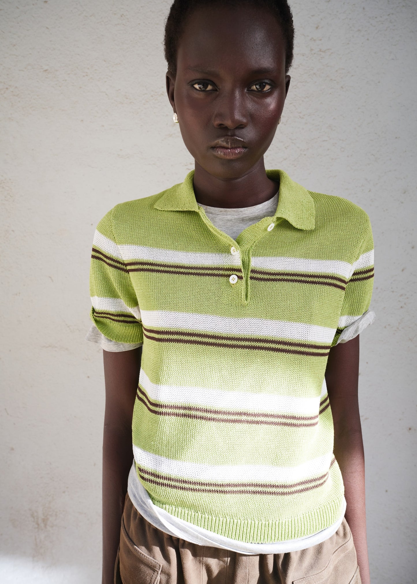 Knitted jumper with combined collar