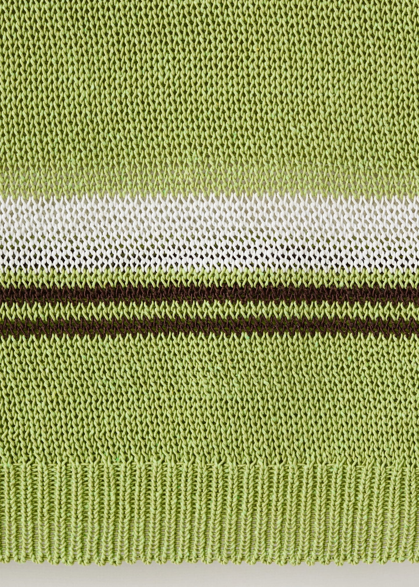 Knitted jumper with combined collar
