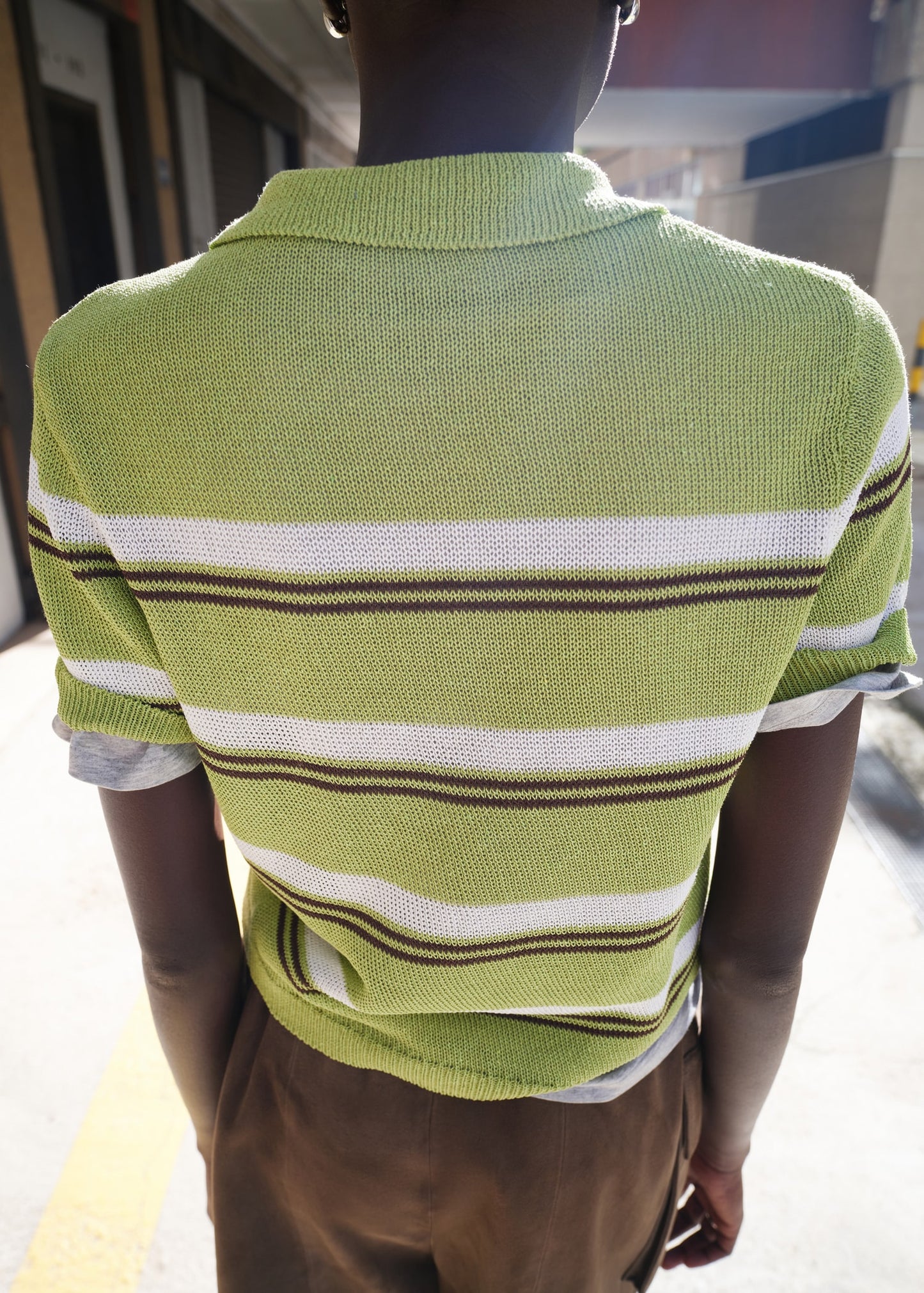 Knitted jumper with combined collar