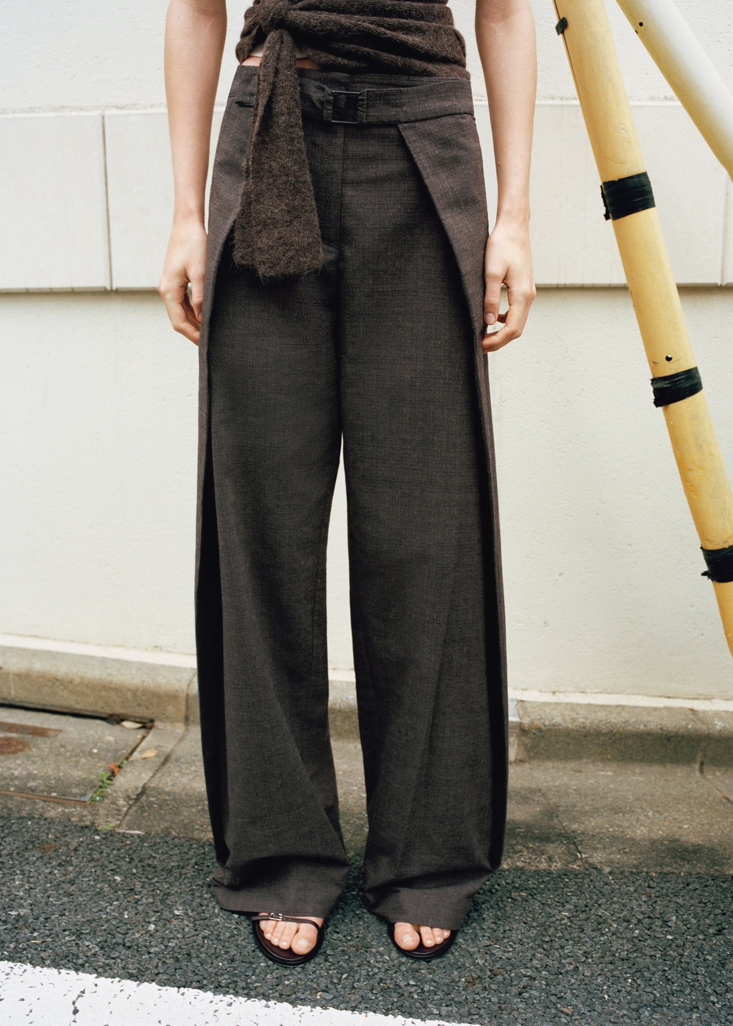 Pleated trousers with belt