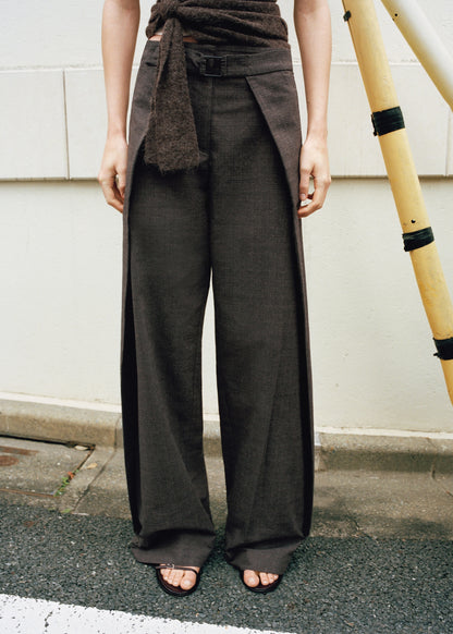 Pleated trousers with belt
