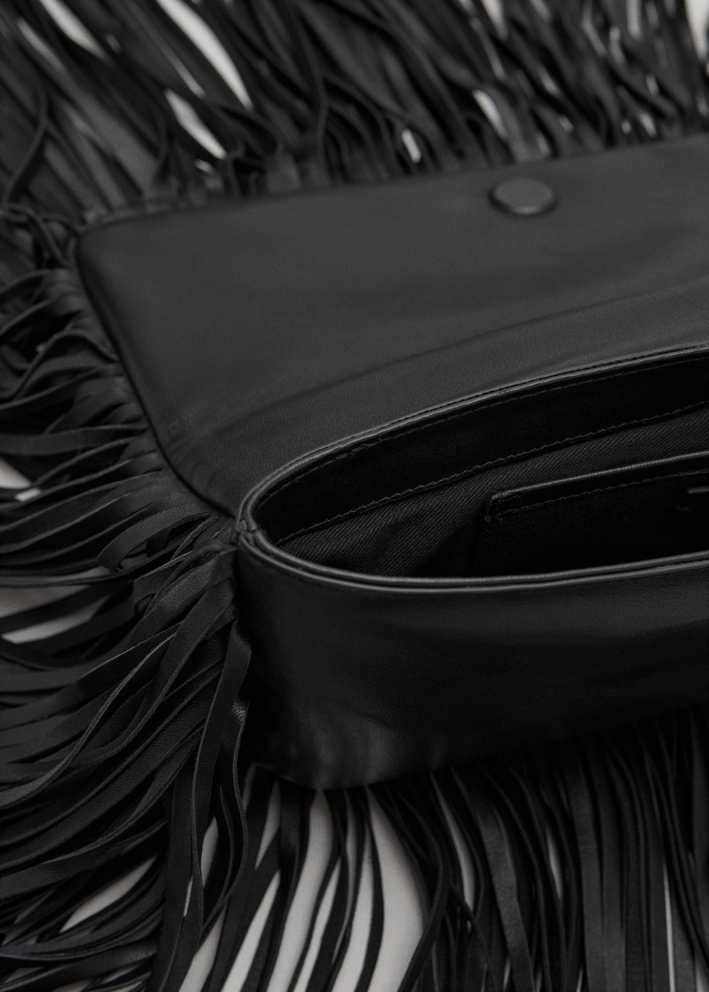 Leather handbag with fringes