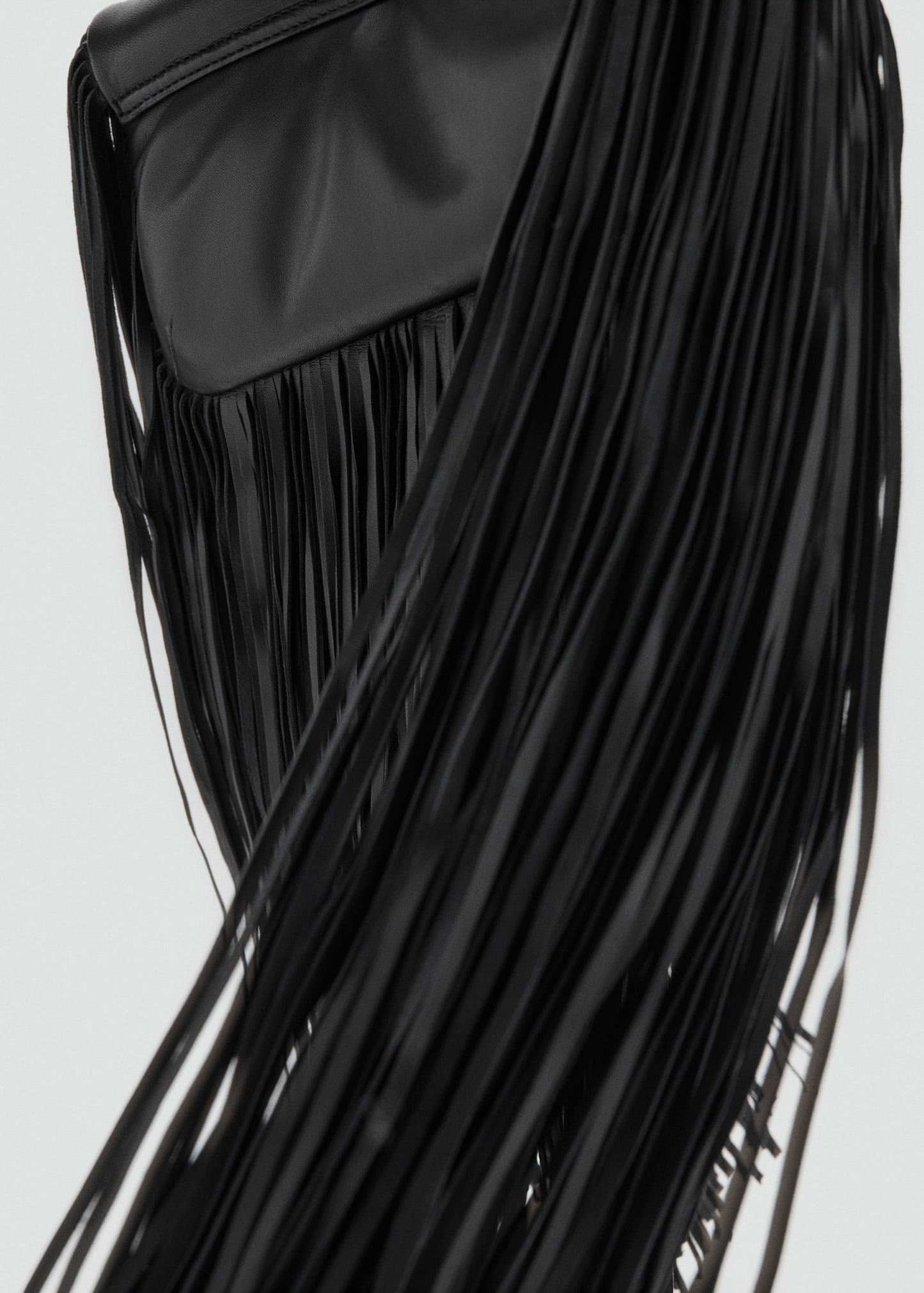 Leather handbag with fringes